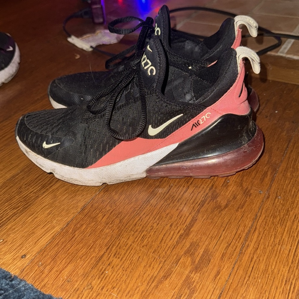 Nike Air max 270. Women’s size 8. Black and pink.